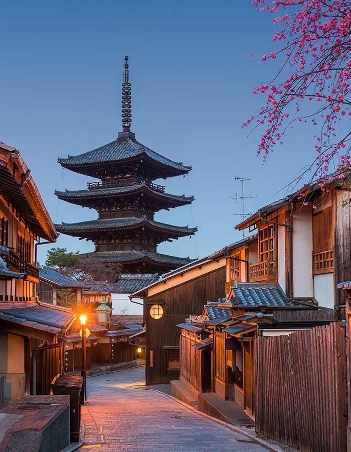 kyoto-japan-pagoda-and-street-at-twilight-YBZNVYE-e1739126535560.jpg