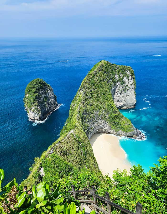 scenic-view-of-kelingking-beach-nusa-penida-bali-T2VUYJH.jpg